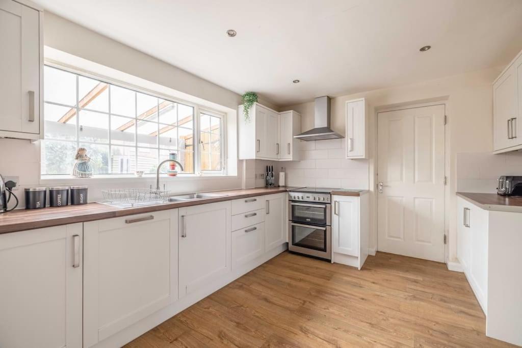 3-Bed Family Home With Parking & Large Garden Windsor Extérieur photo