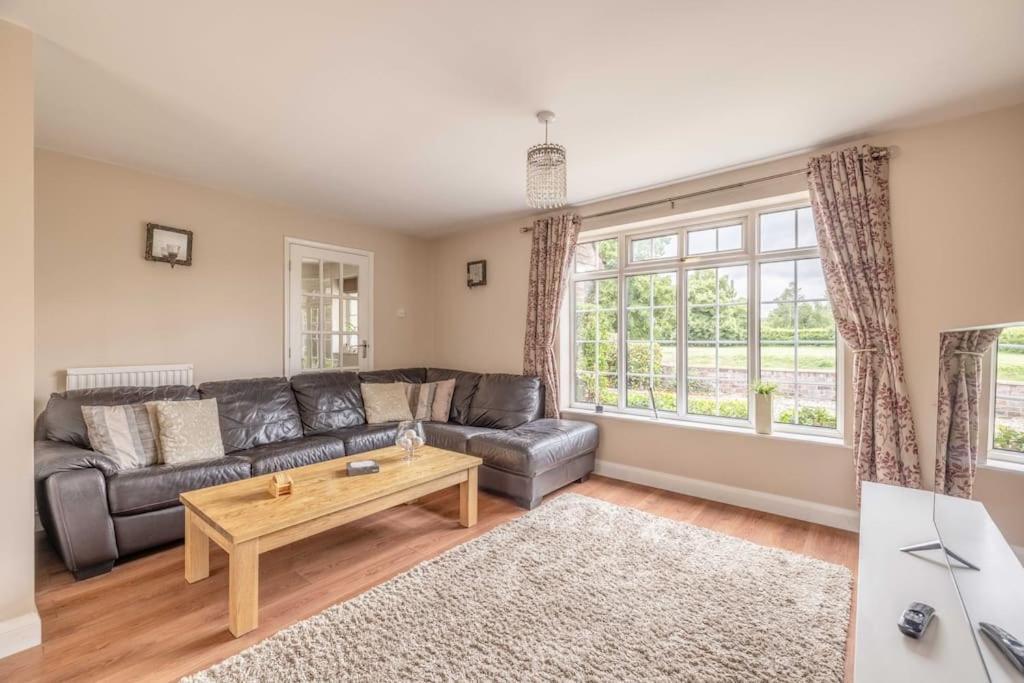 3-Bed Family Home With Parking & Large Garden Windsor Extérieur photo