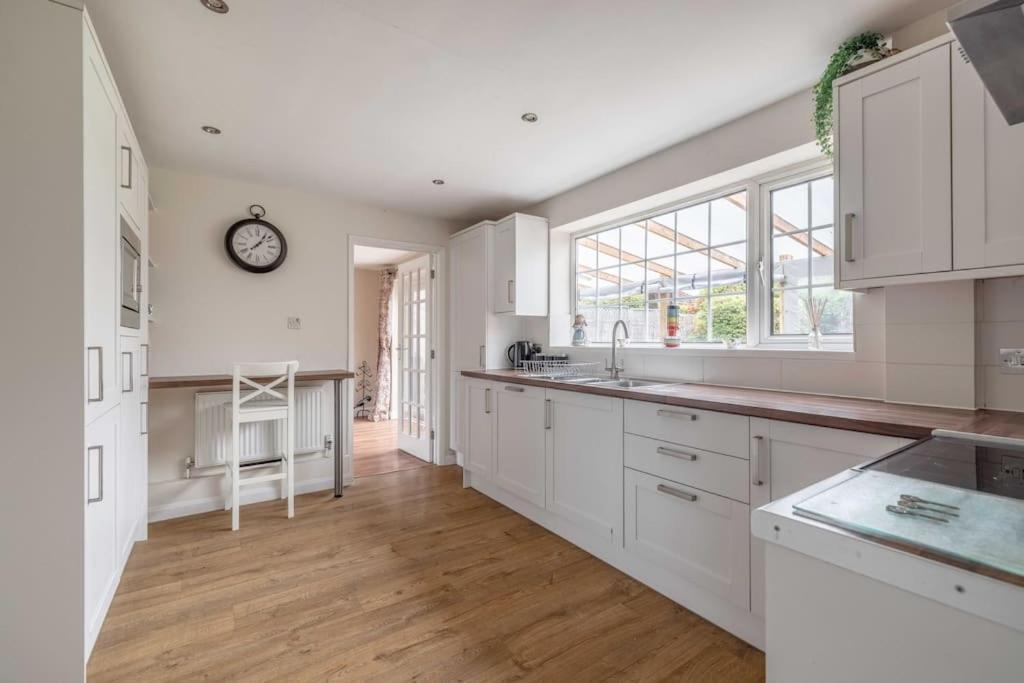 3-Bed Family Home With Parking & Large Garden Windsor Extérieur photo
